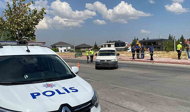 Dilencilik yapan kadına hafif ticari araç çarptı