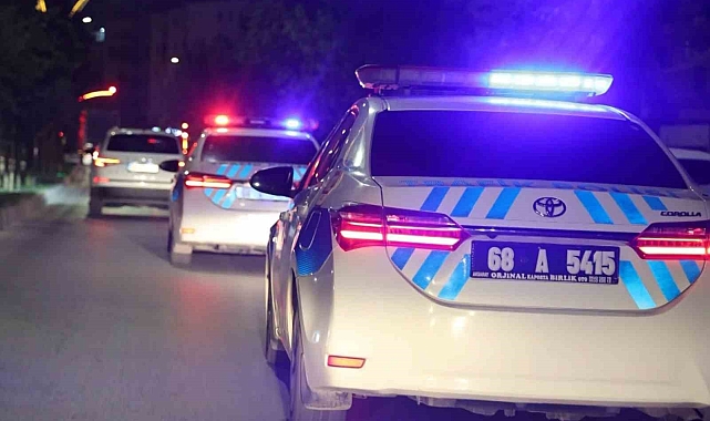 &quot;Dur&quot; ihtarına uymayarak kaçan sürücü ve polis kovalamacası kameralara yansıdı