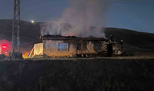 Elektrikten kaynaklı çıkan yangında evin çatısı tamamen yandı