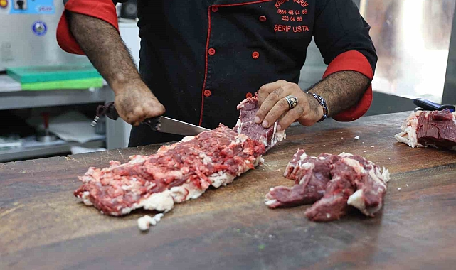 Elini kıyma makinesine kaptıran kasabın, 5 parmağında 10 marifet