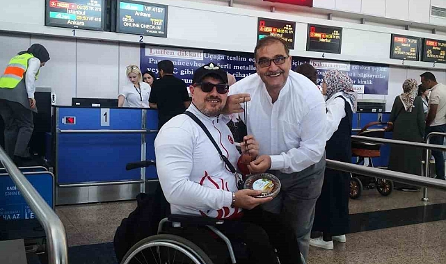 Engelli milli bilek güreş sporcusu Erzurum Havalimanı&#039;ndan tek kişiyle uğurladı
