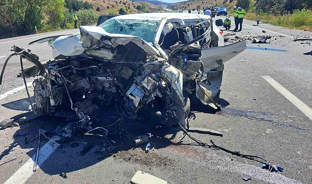 Erzincan&#039;da iki otomobilin çarpıştı 3 kişi öldü 4 kişi yaralandı