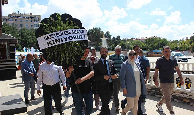 Erzurum&#039;da, gazeteciler meslektaşlarına yapılan şiddeti protesto etti