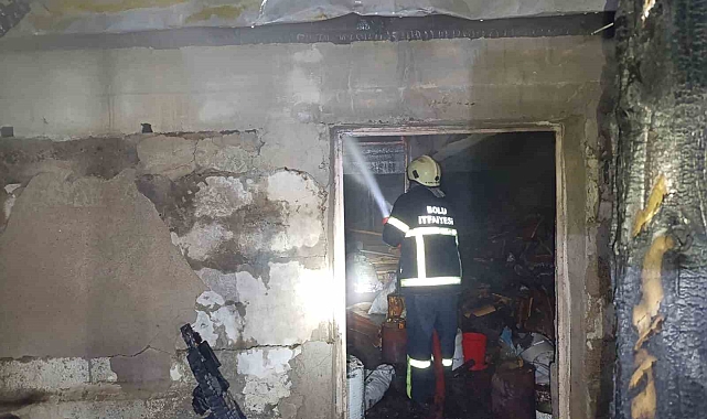 Evin bahçesinde bulunan odunlukta çıkan yangın ahıra sıçradı