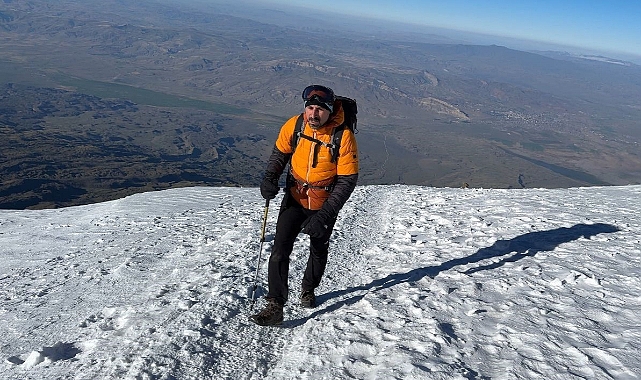 Fanatik Fenerli takımın bayrağını Ağrı Dağı’nın zirvesinde açtı