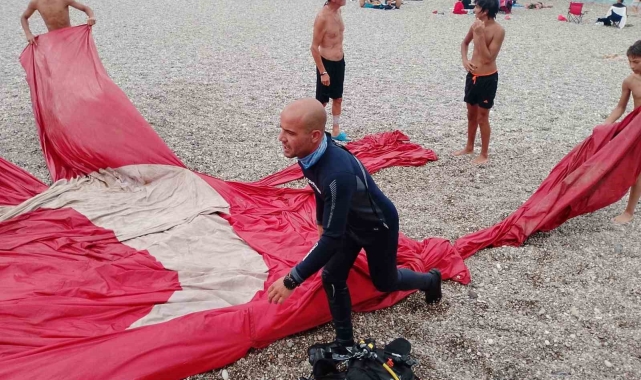 Fırtınada koparak denize uçan dev Türk bayrağı 8 ay sonra dalgıçlar tarafından deniz tabanında bulunarak çıkarıldı