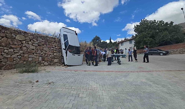 Fren ile gaz pedalını karıştırarak otomobili ile 5 metrelik duvardan aşağı düştü