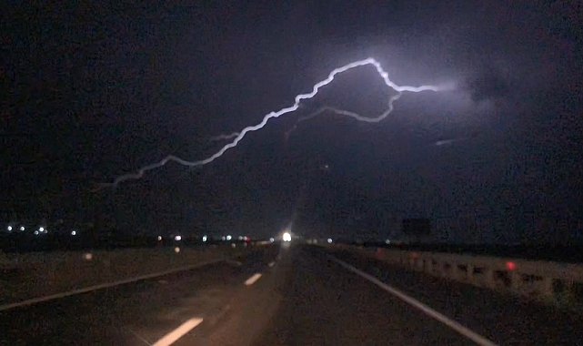 Gökyüzü şimşeklerle aydınlandı
