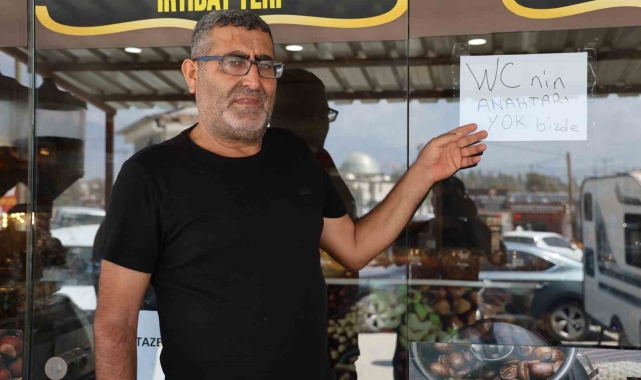 Günde defalarca aynı soruyla karşılaşan esnaf çözümü cama astığı yazıyla buldu