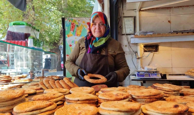 Hacer Usta, 13 yıldır taş ocağının başında çörek ve simit pişiriyor