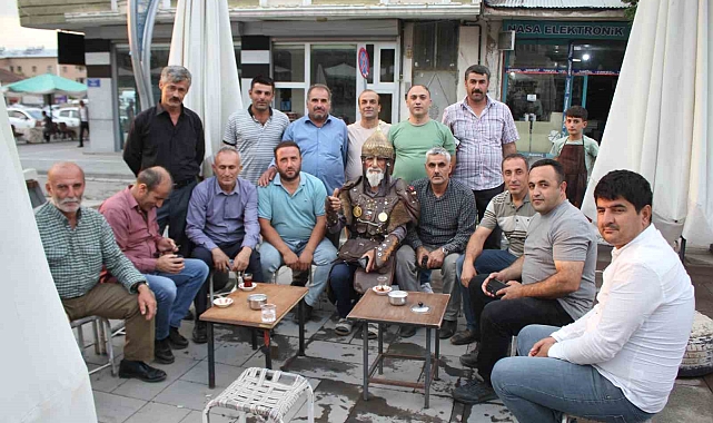Hacı Hasan Keskin, giydiği Sultan Alparslan kostümüyle büyük ilgi gördü