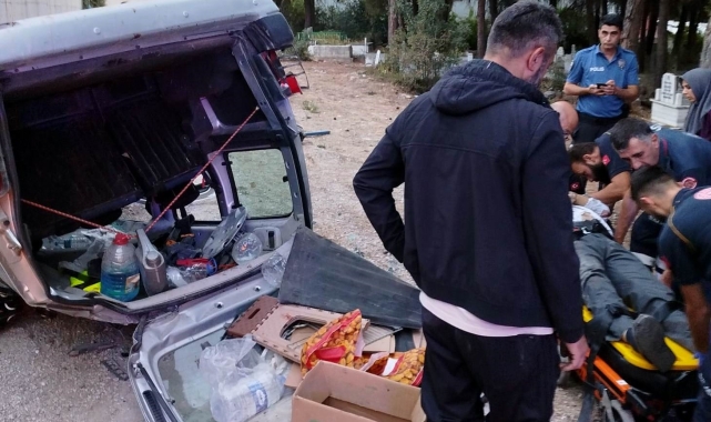 Hafif ticari araç mezarlığa uçtu: 2 yaralı