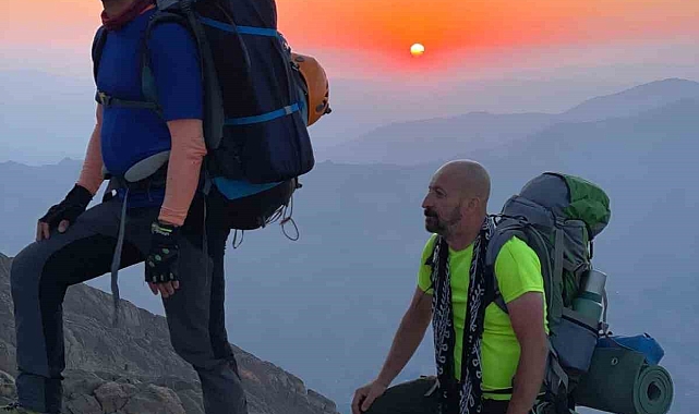 Hakkari&#039;de intiharlara dikkat çekmek için Sümbül Dağı&#039;na tırmandılar
