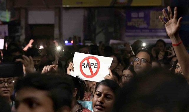 Hindistan&#039;da stajyer doktor cinsel saldırının ardından öldürüldü, sokaklar karıştı