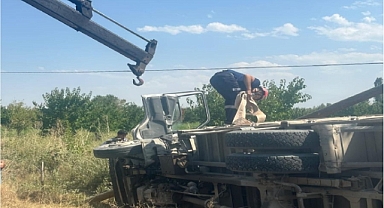 Iğdır’da elektrik direğine çarpan kamyon devrildi