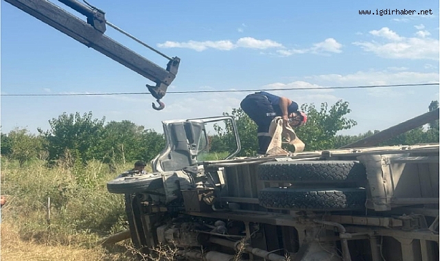 Iğdır’da elektrik direğine çarpan kamyon devrildi