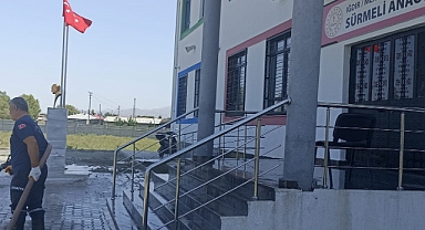 Iğdır’da İtfaiye ekipleri okul bahçesini yıkadı