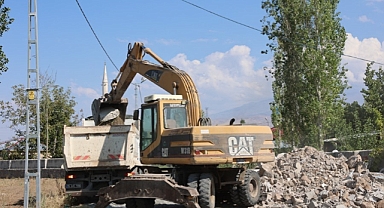 Iğdır’da metruk binaların yıkımına devam ediliyor