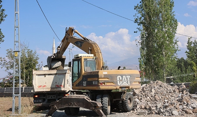 Iğdır’da metruk binaların yıkımına devam ediliyor