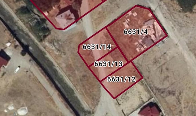 İki mahalleyi bir birine bağlayan yolu hafriyat dökerek kapattı