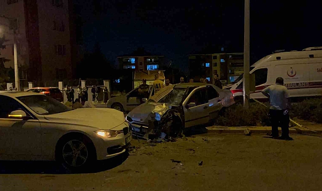 İki otomobilin kafa kafaya çarpıştığı kaza kamerada: 1 ölü, 5 yaralı