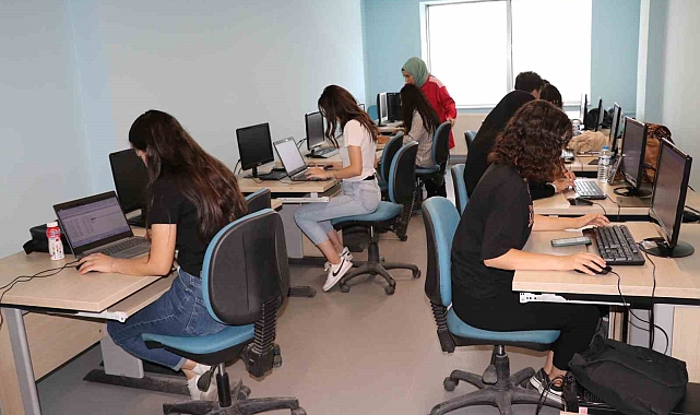 İpekyolu Gençlik Merkezi, her gün yüzlerce kişinin uğrak yeri oluyor