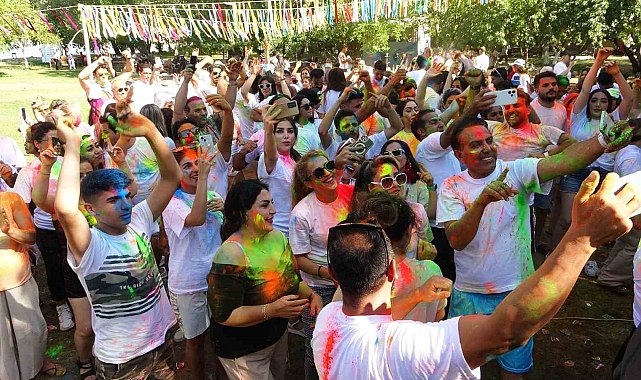 İranlı turistler, kendileri için düzenlenen &#039;Boya ve Su Festivali&#039;nde doyasıya eğlendi