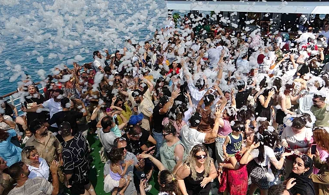 İranlılar, Van Gölü köpük partisi yaparak eğleniyor