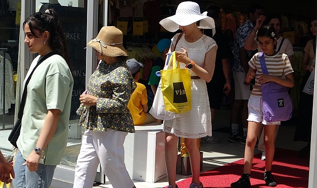 İranlılar, zorlu bir süreç yaşayan Van esnafının yüzünü güldürüyor