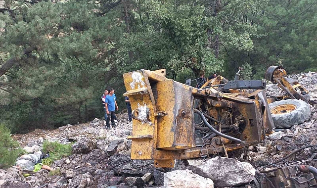 İş makinesi uçuruma yuvarlandı