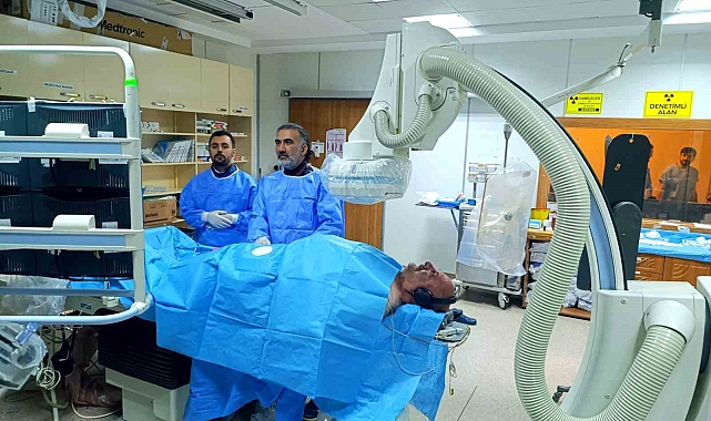 Kalp Merkezinde, anjiyo sırasında hastaların kaygı ve strese kapılmamaları için müzik dinletiliyor