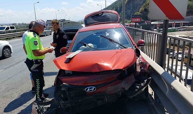 Kamyonetten yola düşen boş meyve kasası kazaya yol açtı