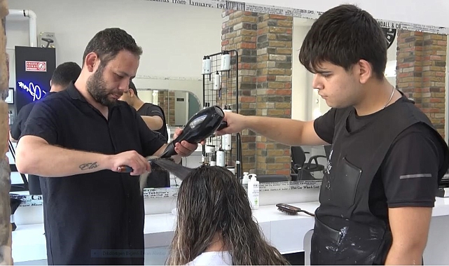 Kanser olan müşterisine destek olmak isteyen kuaför kendi saçını da kazıdı