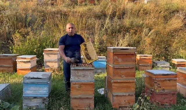 Karslı arıcı, 120 yıllık Terrakota ile arıların sakinleşmesini sağlıyor