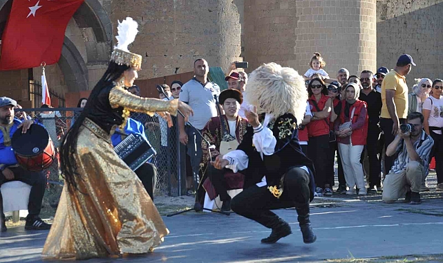 Kars&#039;ta fetih gününde Ani&#039;de sela sesleri yüksekli