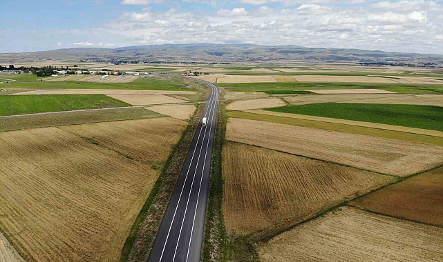 Kars&#039;ta halı ve kilim desenine bürünmüş tarım arazileri dron ile görüntülendi