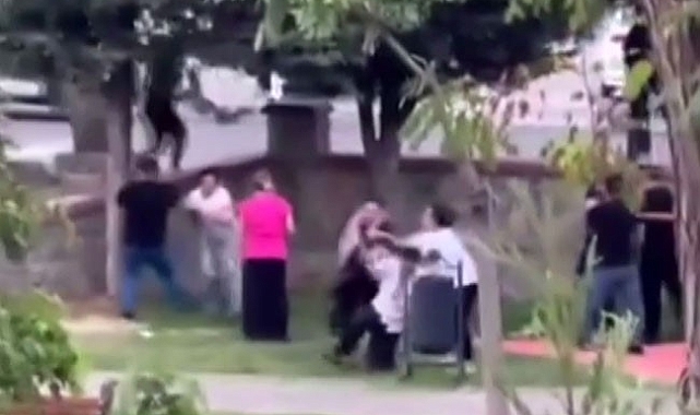 Kartal&#039;da bir parkta iki grup arasında tekmeli yumruklu kavga çıktı