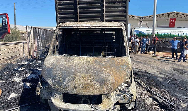 Karton fabrikası çıkan yangın sonrası kül oldu