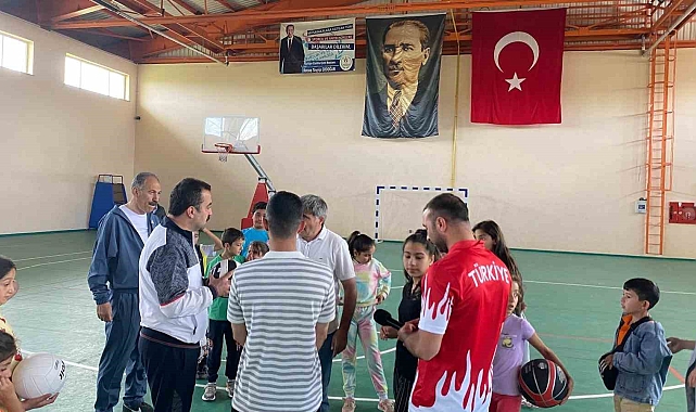 Kaymakam Akköz, öğrencilerle bir araya gelerek spor yaptı