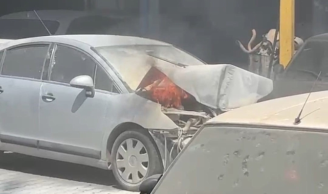 Kaza sonrası sanayiye götürülen otomobilin motoru alev aldı
