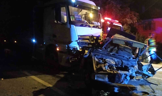 kaza yapan iki otomobile arkadan gelen tırın çarptı: 1 ölü 1 yaralı