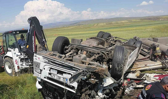 Kaza yapan tırda sıkışan sürücüyü AFAD kurtardı