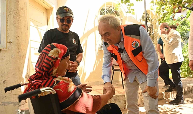 Kepez Belediye Başkanı Mesut Kocagöz, engelli anne için sokağı asfaltladı