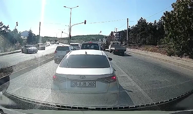 Kırmızı ışıkta kazaya neden olan lüks otomobil sürücüsü kaçtı