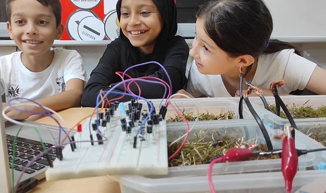 Koçarlı İmam Hatip Ortaokulu öğrencileri, biyokimyasal atıklarını elektrik enerjisine dönüştürdü