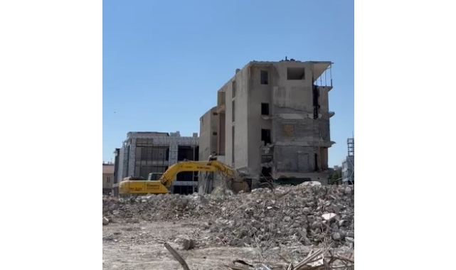 Kolonu kırıp, iş makinesiyle sarsıntı oluşturarak binayı yıktı
