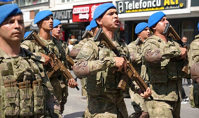 Komandolar ayak sesleri ve marşlarla caddeyi inletti