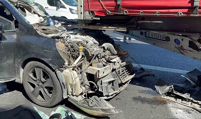 Kontrolden çıkan bir otomobil tıra ok gibi saplandı