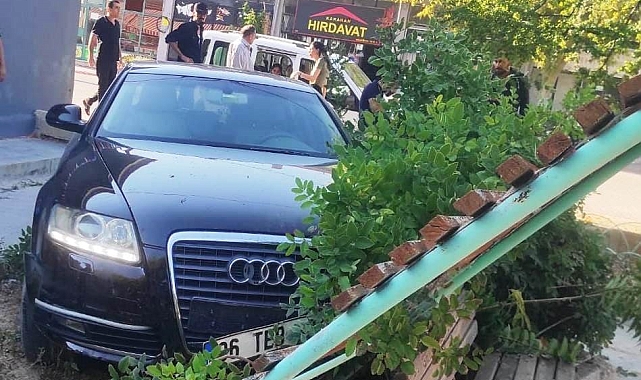 Kontrolden çıkan otomobil bankta oturan 2 kişiye çarptı