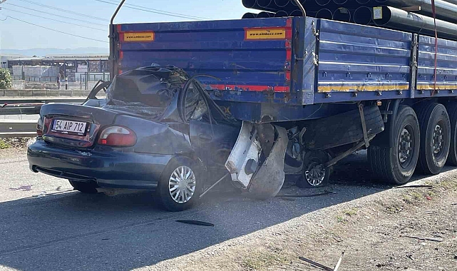 Kontrolden çıkan otomobil, tıra ok gibi saplandı